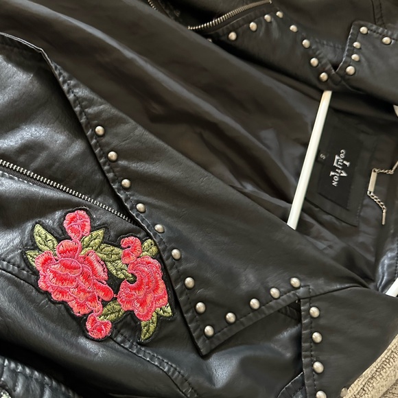 Embroidered leather jacket. - Picture 7 of 11